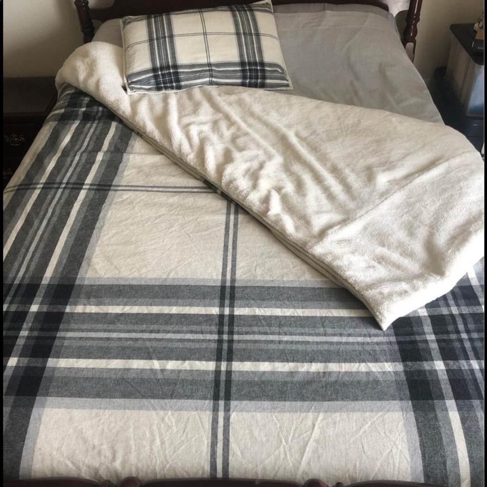 Like New- UGG Full/Queen Comforter Set